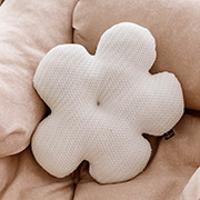 Подушка в'язана декоративна Квіточка 40см Прованс молочний