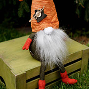 Декоративна іграшка-стоппер 37 см Гном осінній у ковпаку та з ніжками Прованс