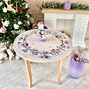 Скатертина гобеленова новорічна кругла з мереживом Сніговики-витівники LiMaSo ROUND1062-90D