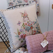 Декоративна гобеленова великодня наволочка Заєць Чарівність Прованс