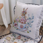 Декоративна гобеленова великодня наволочка Зайчиха Чарівність Прованс