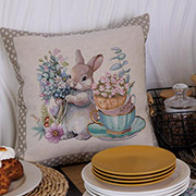 Декоративна гобеленова великодня наволочка Зайченя Чарівність Прованс