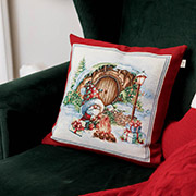 Декоративна гобеленова новорічна подушка Гном біля коричневих дверей Різдвяне багаття Прованс
